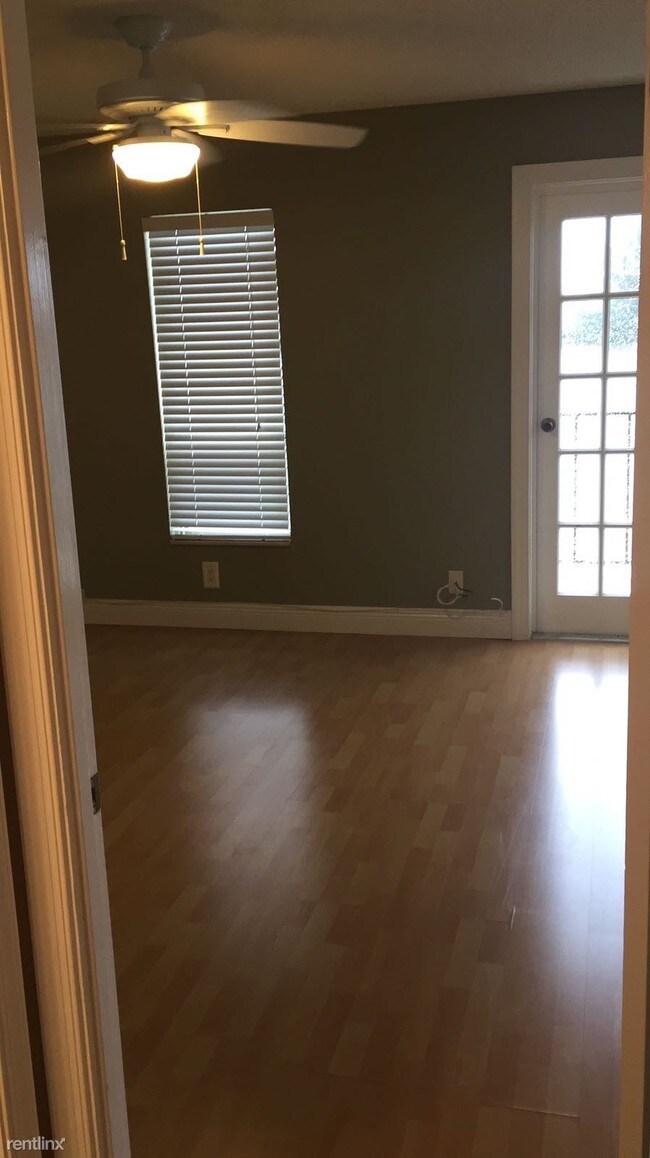 Building Photo - 1 br, 1 bath  - 1100 Crystal Lake Dr Apt 216