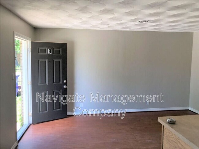 Building Photo - 211 Skyway Dr