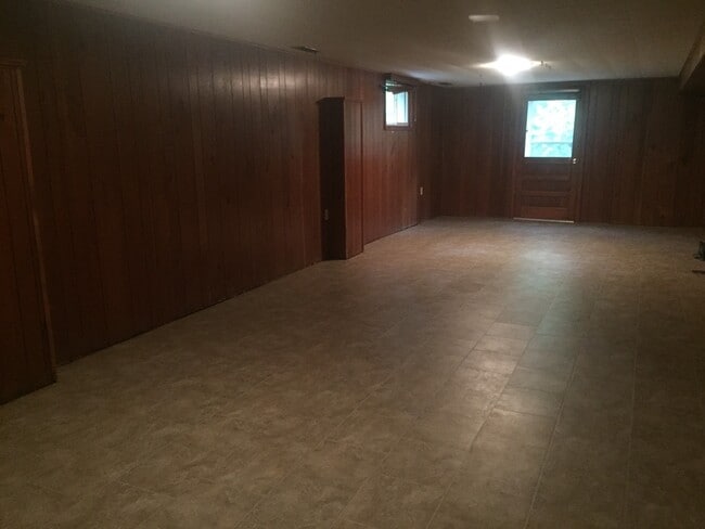 Building Photo - 4 Bedroom/2.5 Bathroom House Across from W...