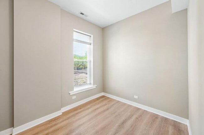 Building Photo - 3 bedroom in Chicago IL 60657