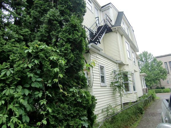 Building Photo - 10 br, 3.5 bath House - 913 East Huron Who...
