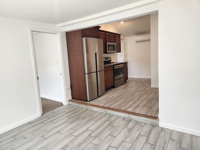 Building Photo - 2 bed/1 bath little house w/small yard, sh...