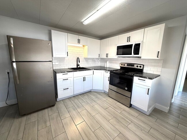 Foto del edificio - Charming Renovated 2-Bed / 1-Bath Mobile Home for Rent in Bradenton – Available Now!