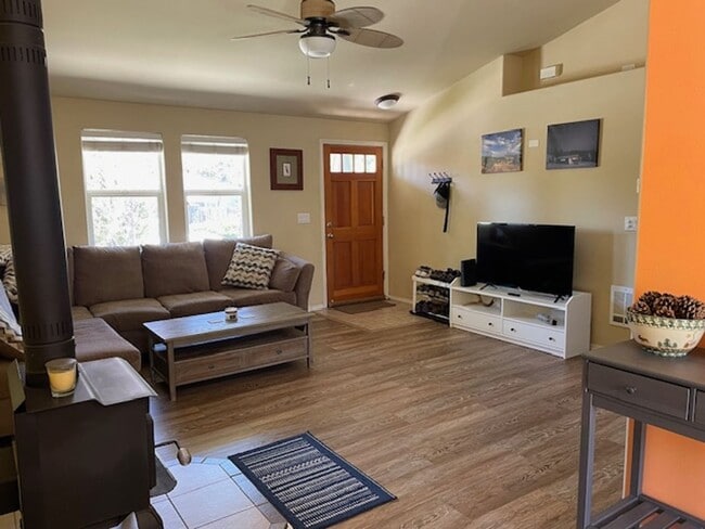 Building Photo - Cute Home in SW Bend