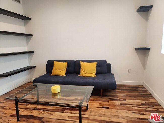 Foto del edificio - 6683 Franklin Ave