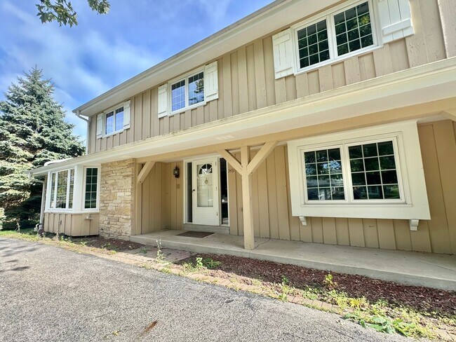 Foto del edificio - Desirable Mequon Home in Heart of Ville du...