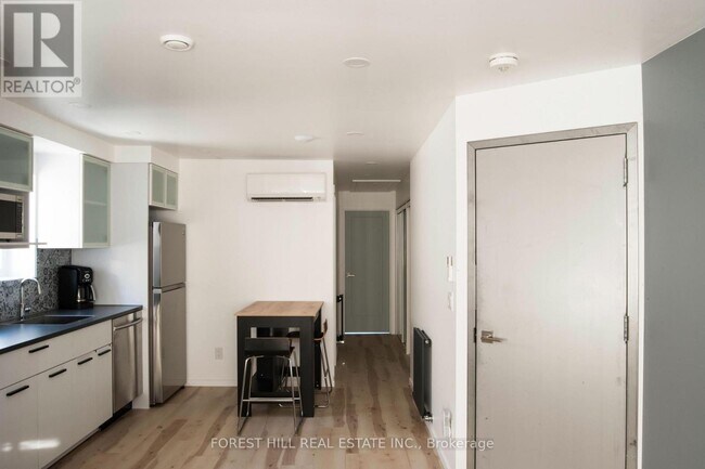 Building Photo - 214 Blackthorn Ave