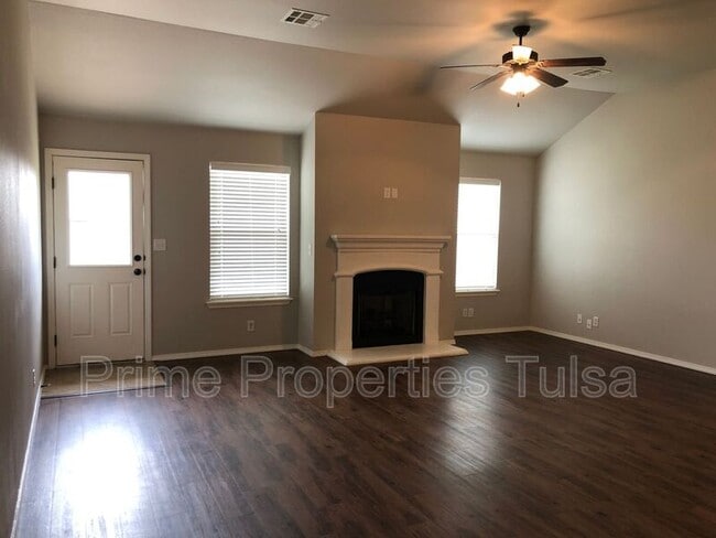 Building Photo - 14763 S Lakewood Ave