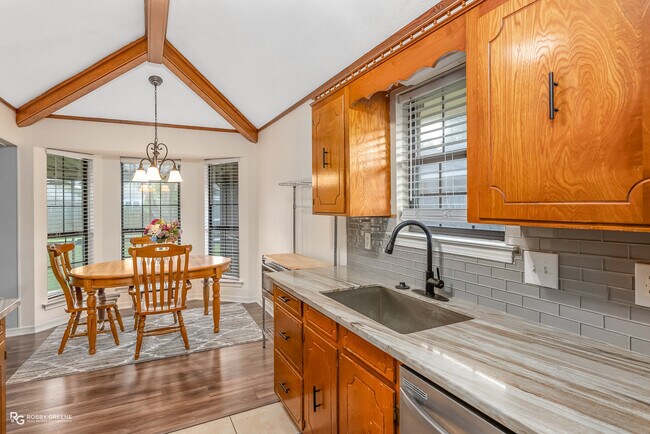 Foto del edificio - 5709 Bluebonnett Dr