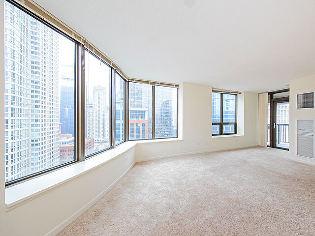 Building Photo - River North - 2 bed/1.5bath with balcony
