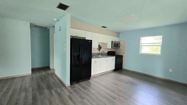 Building Photo - 2095 Eloise Cir