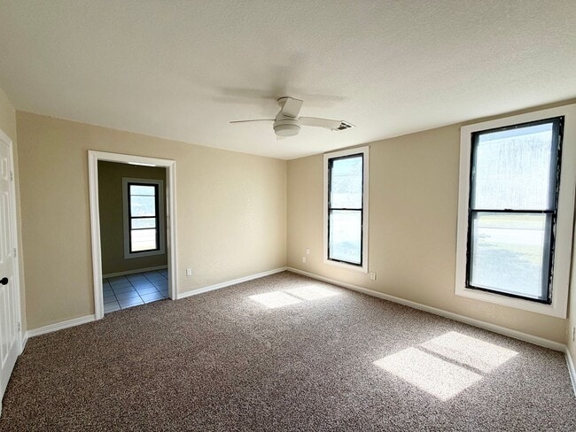 Building Photo - 4 bedroom on a large corner lot in Hewitt!