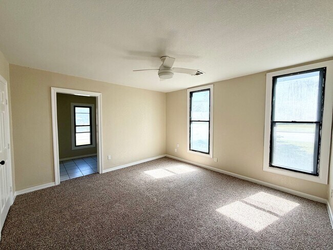 Foto del edificio - 4 bedroom on a large corner lot in Hewitt!