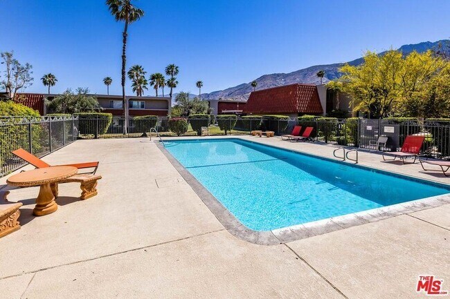 Foto del edificio - 2230 N Indian Canyon Dr