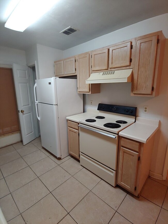 Building Photo - 4 BR / 3 BA Townhouse in San Luis Area off...