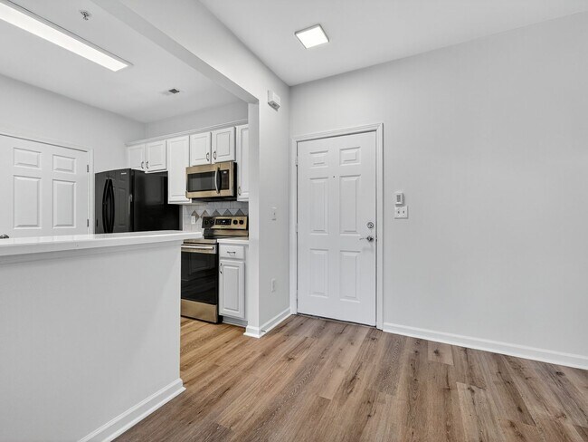 Foto del edificio - Beautiful 2 BR 2 BA condo in the heart of Ballantyne.