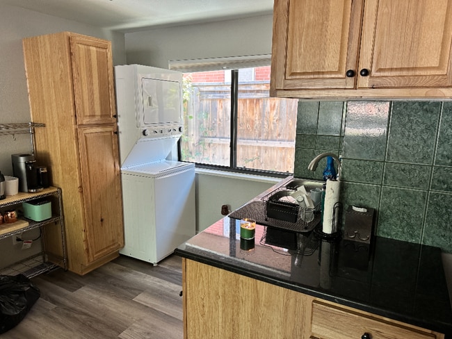 Building Photo - Available December! Cosy duplex in Potter ...