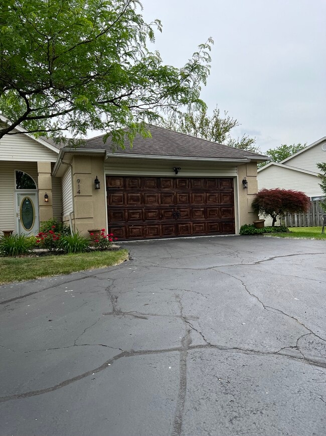 Building Photo - 914 Linden Ln
