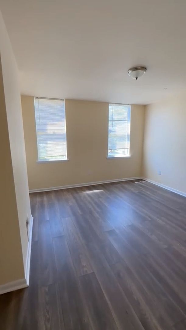 Building Photo - Recently Renovated Two Bed One Bath Ready ...