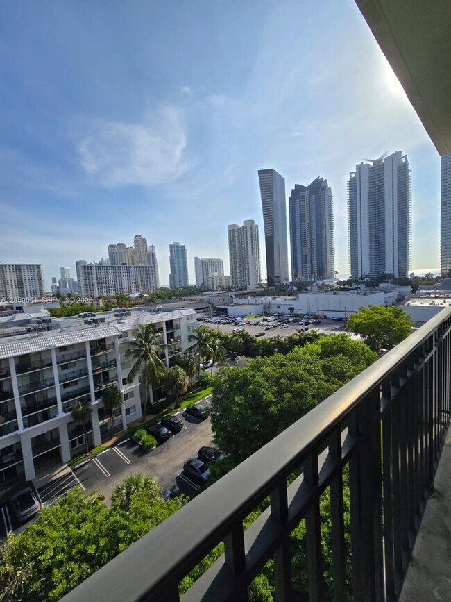 Foto del edificio - 17021 N Bay Rd