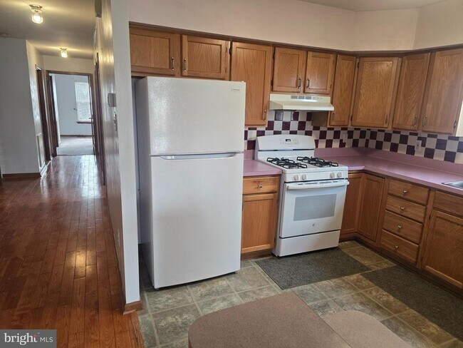 Building Photo - 524 Longshore Ave