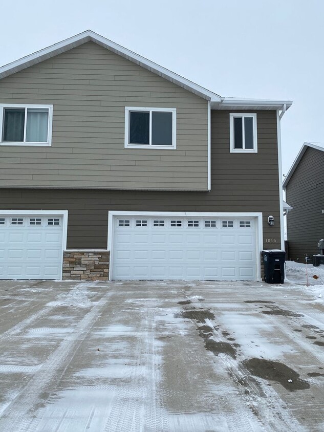 Beautiful 2 Story Townhome! 4 Bedroom 3 1/... House Rental in Grand