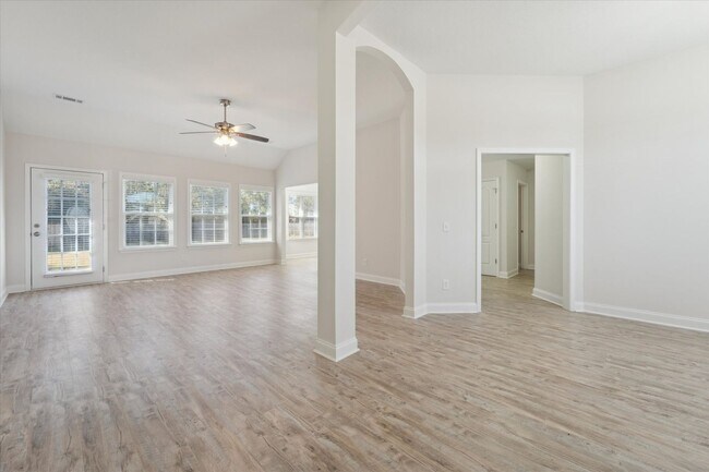 Building Photo - MOVE-IN READY! (Pet Friendly)