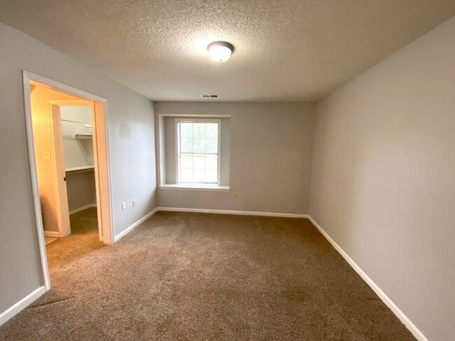 Building Photo - 6197 Valleydale Dr