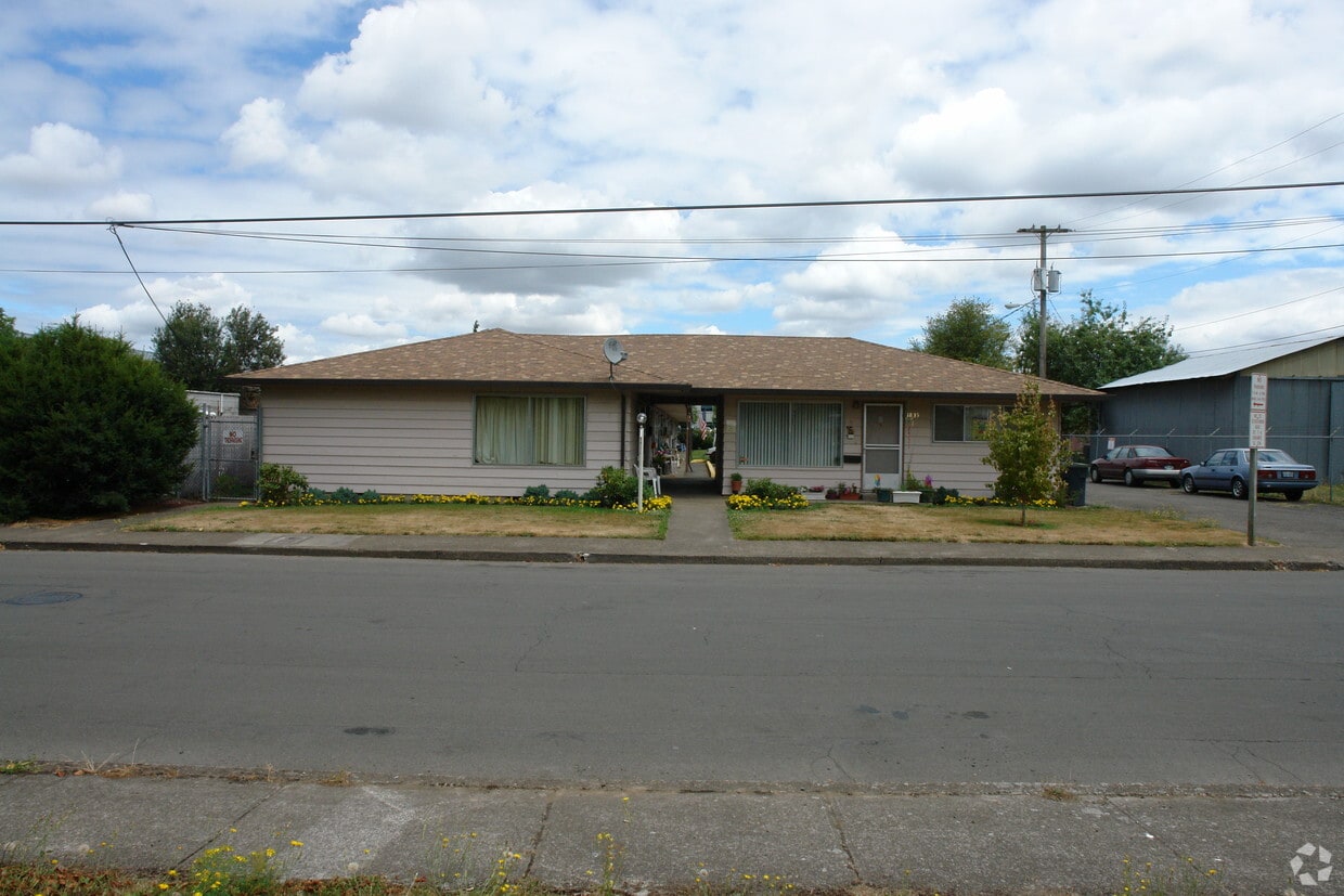 Building Photo - 1835 Beach Ave NE