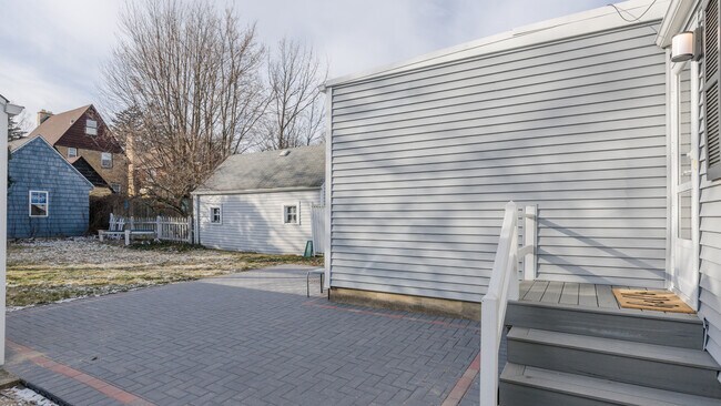 Building Photo - 940 Burton Ave