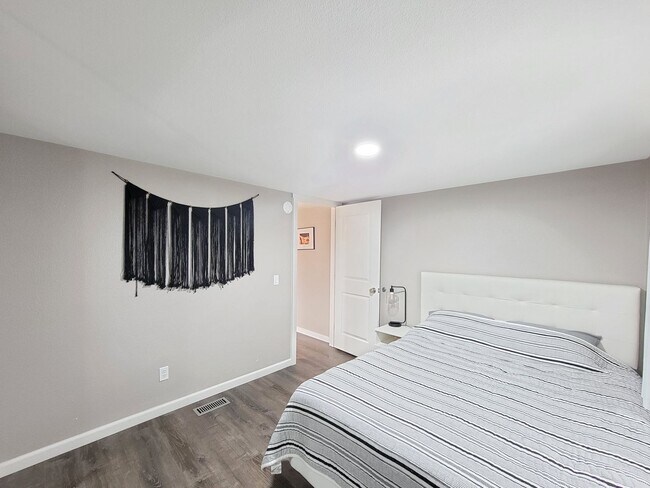 Building Photo - Fully updated and remodeled home in Burbank
