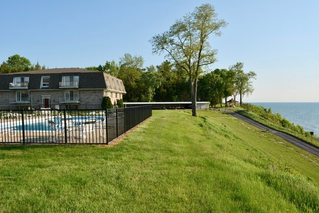 Building Photo - 3616 Lakeshore Dr