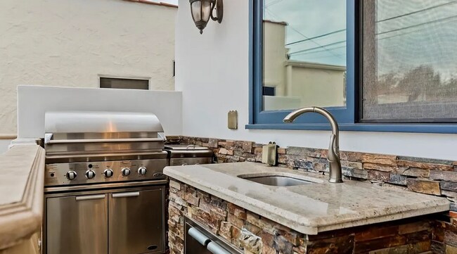 Foto del edificio - 332 S Almont Dr