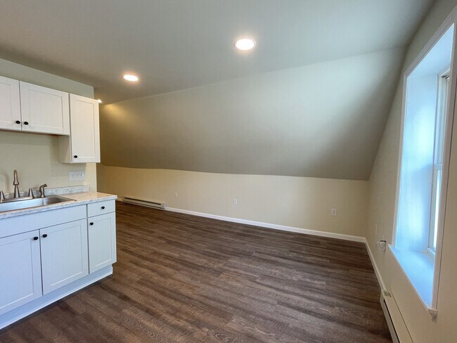 Building Photo - 100 Miller St Triplex