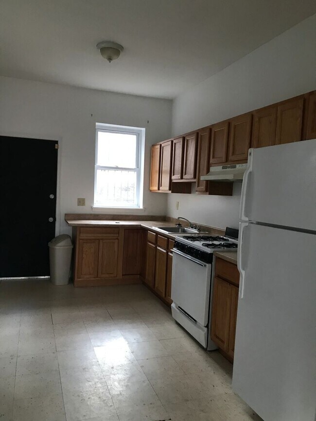Building Photo - Spacious 3 Bedroom with Washer/Dryer