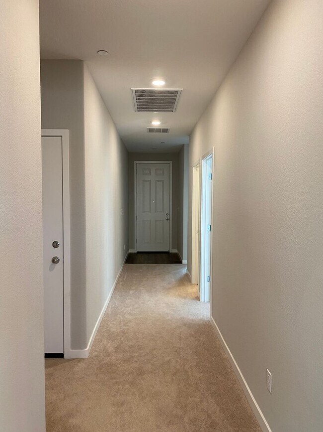 Building Photo - Like Brand New 3 Bed 2 Bath Home FOR RENT!