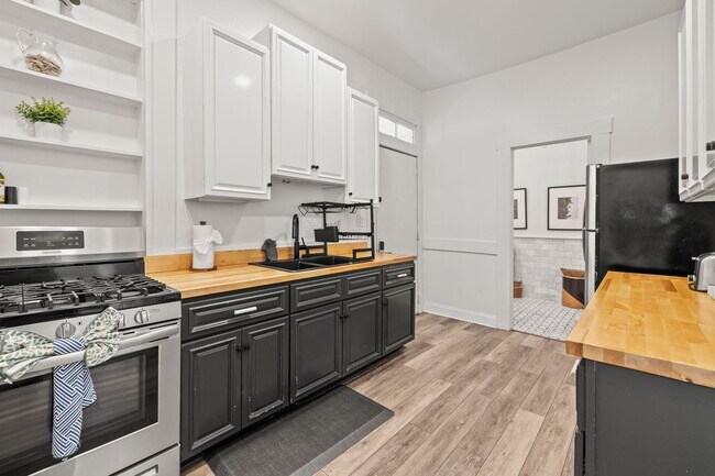 Foto del edificio - Lower Unit Available May 4