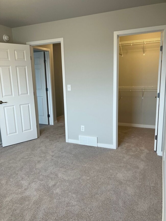 Building Photo - 3 Bed 2.5 Bath Single Family Home