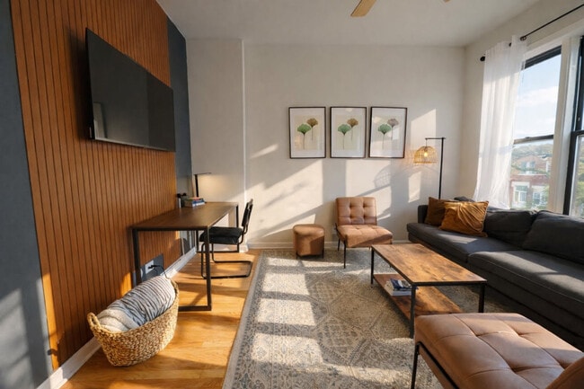 Building Photo - 906 N Damen Ave