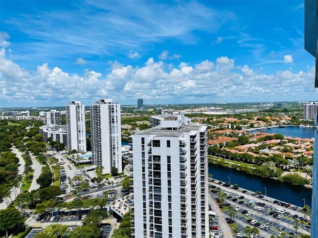 Foto del edificio - 20281 E Country Club Dr