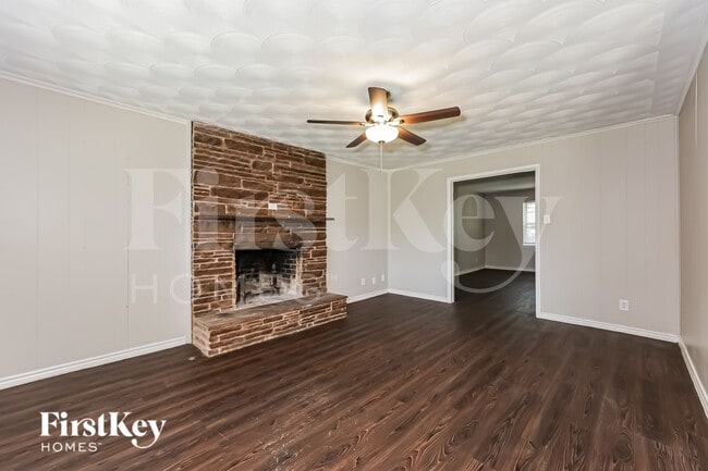 Building Photo - 902 Poinsettia Dr