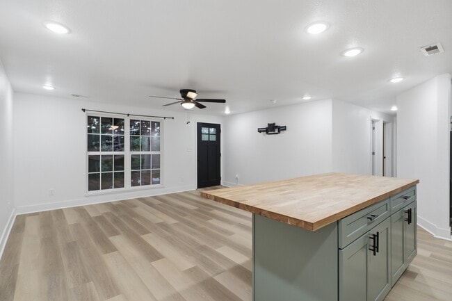 Building Photo - 526 Wilmore Rd