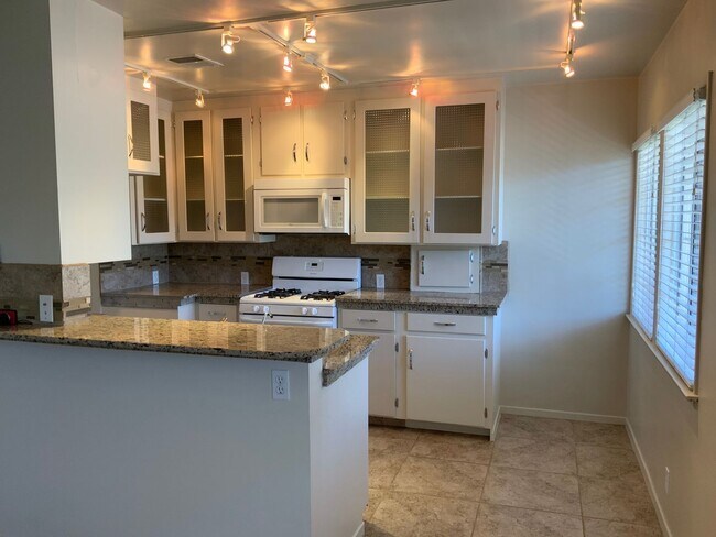 Foto del edificio - Remodeled one bedroom/1 bath upper unit - ...