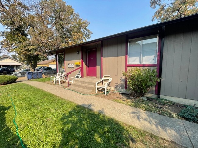 Building Photo - Ground-Level 1 Bedroom with In-Unit Laundry & A/C in Spokane!