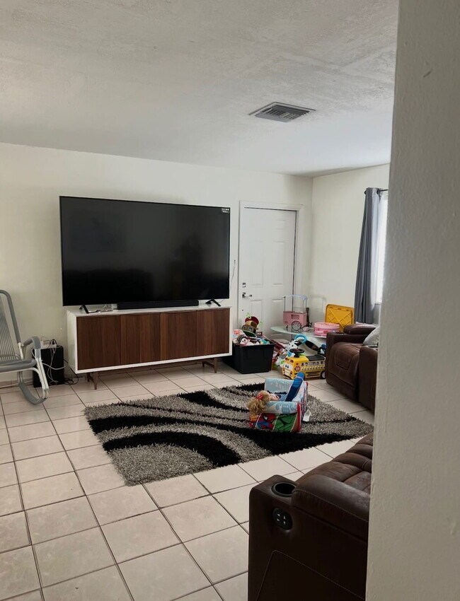 Building Photo - 464 E 50th St