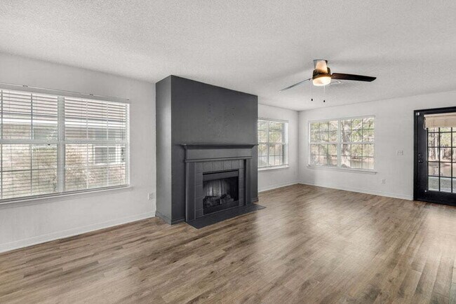 Foto del edificio - LAKE FRONT HOME & GATED COMMUNITY WITH COMMUNITY POOL IN NAVARRE!