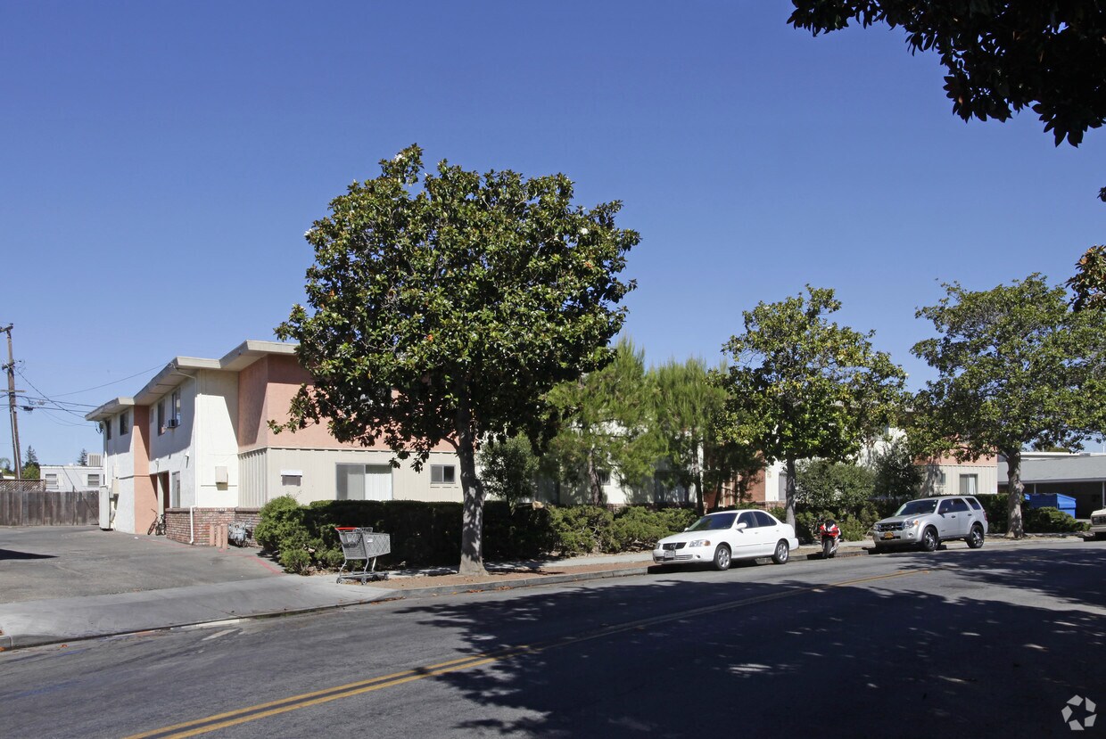 Building Photo - 941 Tamarack