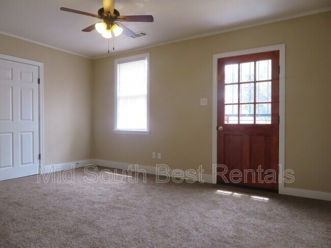 Building Photo - 808 E Gage Ave