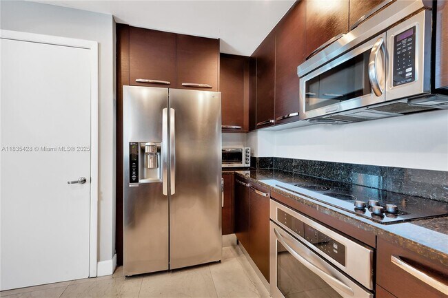 Foto del edificio - 3030 NE 188th St