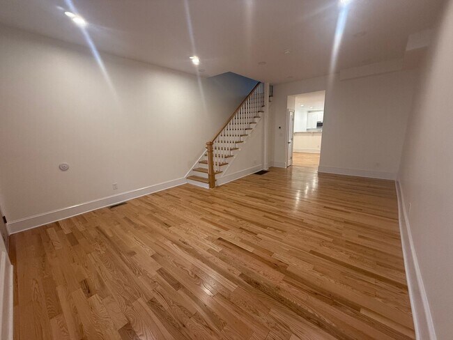 Building Photo - Brand new renovated 3 bedroom, 3.5 bathroo...